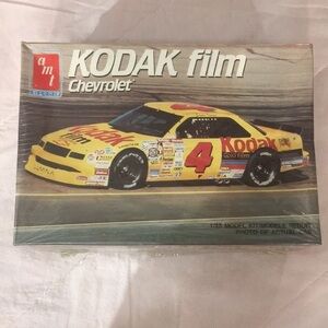 AMT Kodak Film Chevrolet Plastic Model Kit 1:25 scale (L)